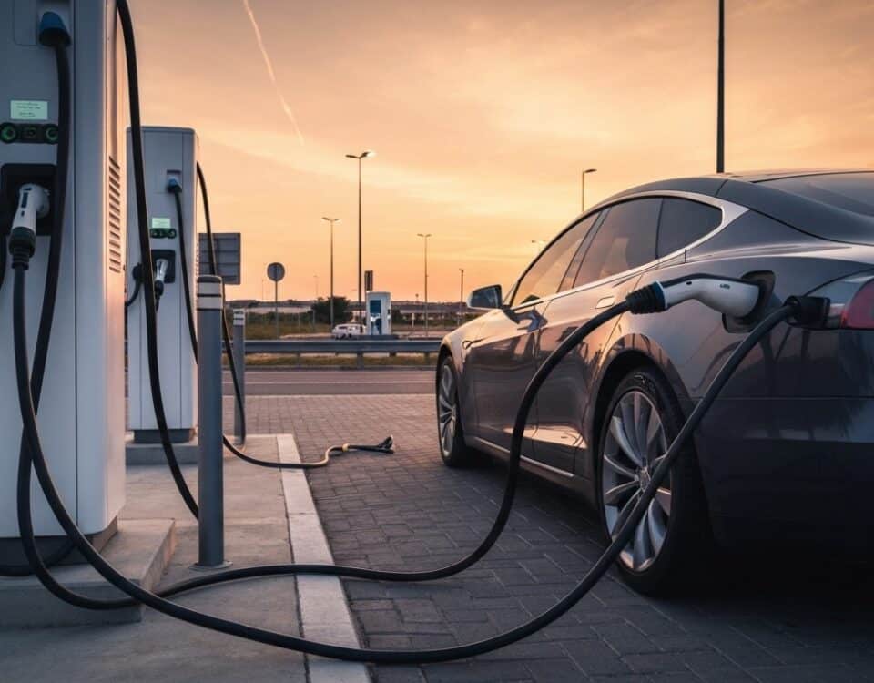 Recharge rapide electrique sur une aire de service, comparatif Superchargeur Tesla et bornes tierces